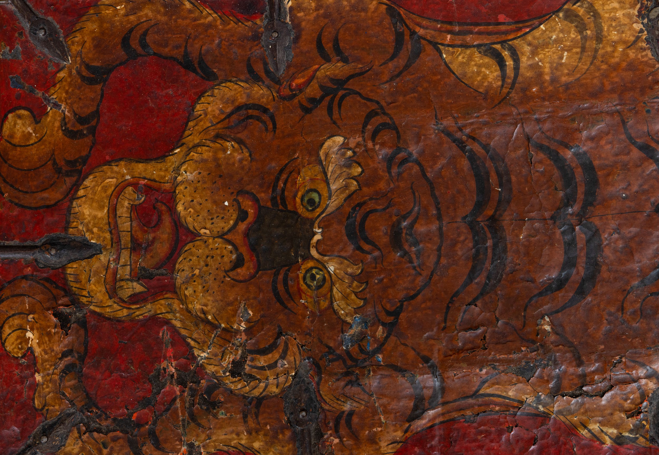 Baule tibetano in legno con scena di caccia e tigri, XIX secolo