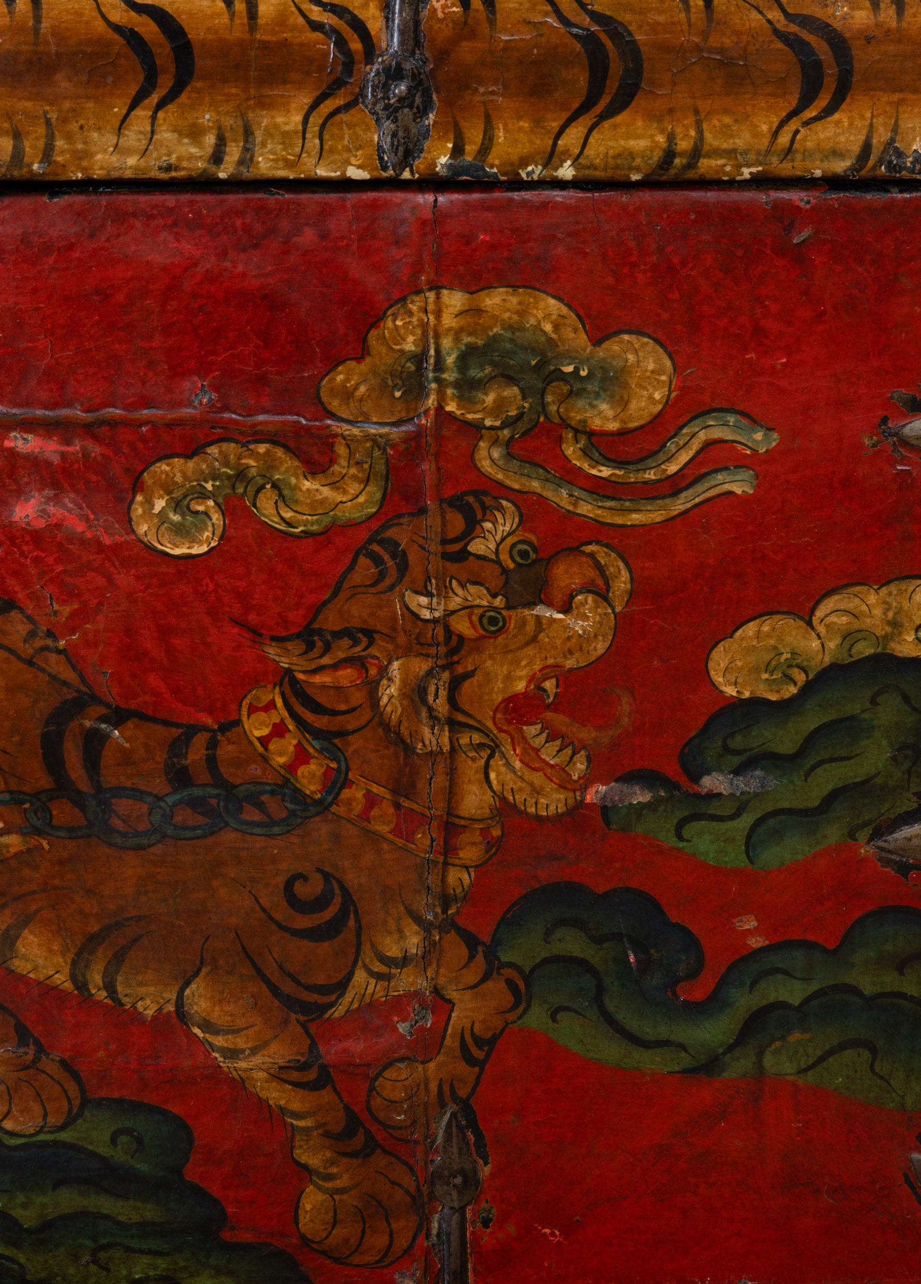 Baule tibetano in legno con scena di caccia e tigri, XIX secolo