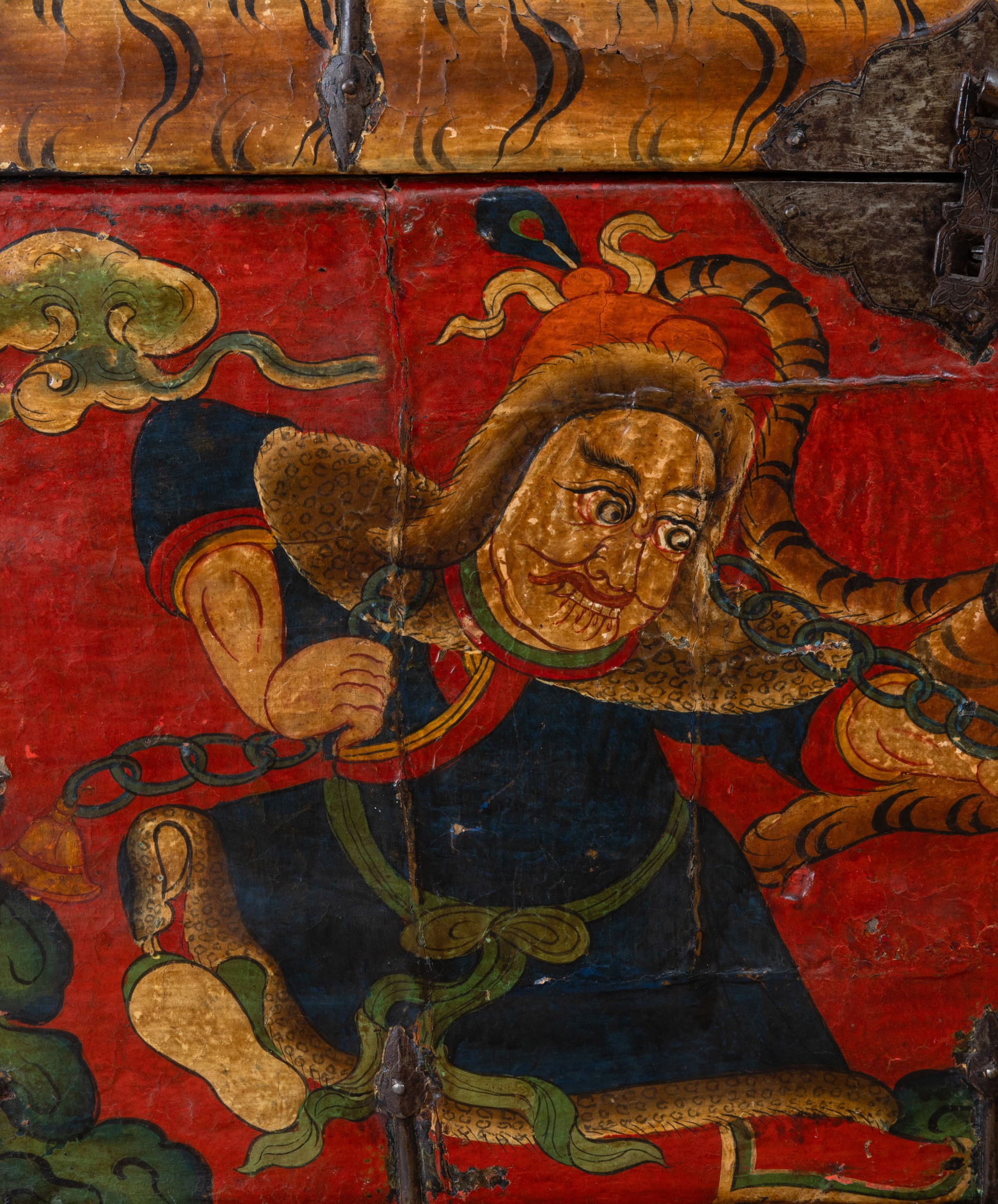 Baule tibetano in legno con scena di caccia e tigri, XIX secolo