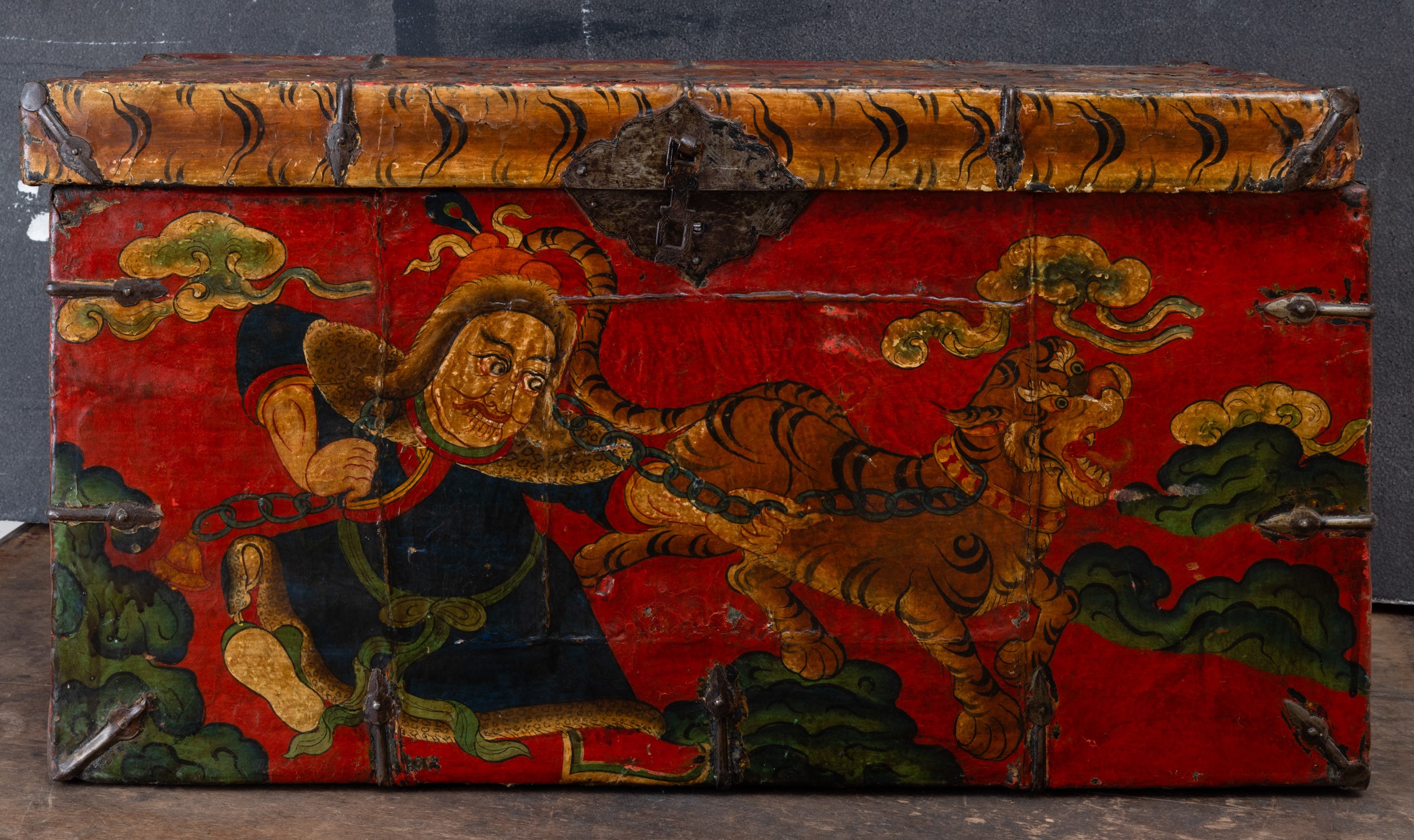 Baule tibetano in legno con scena di caccia e tigri, XIX secolo