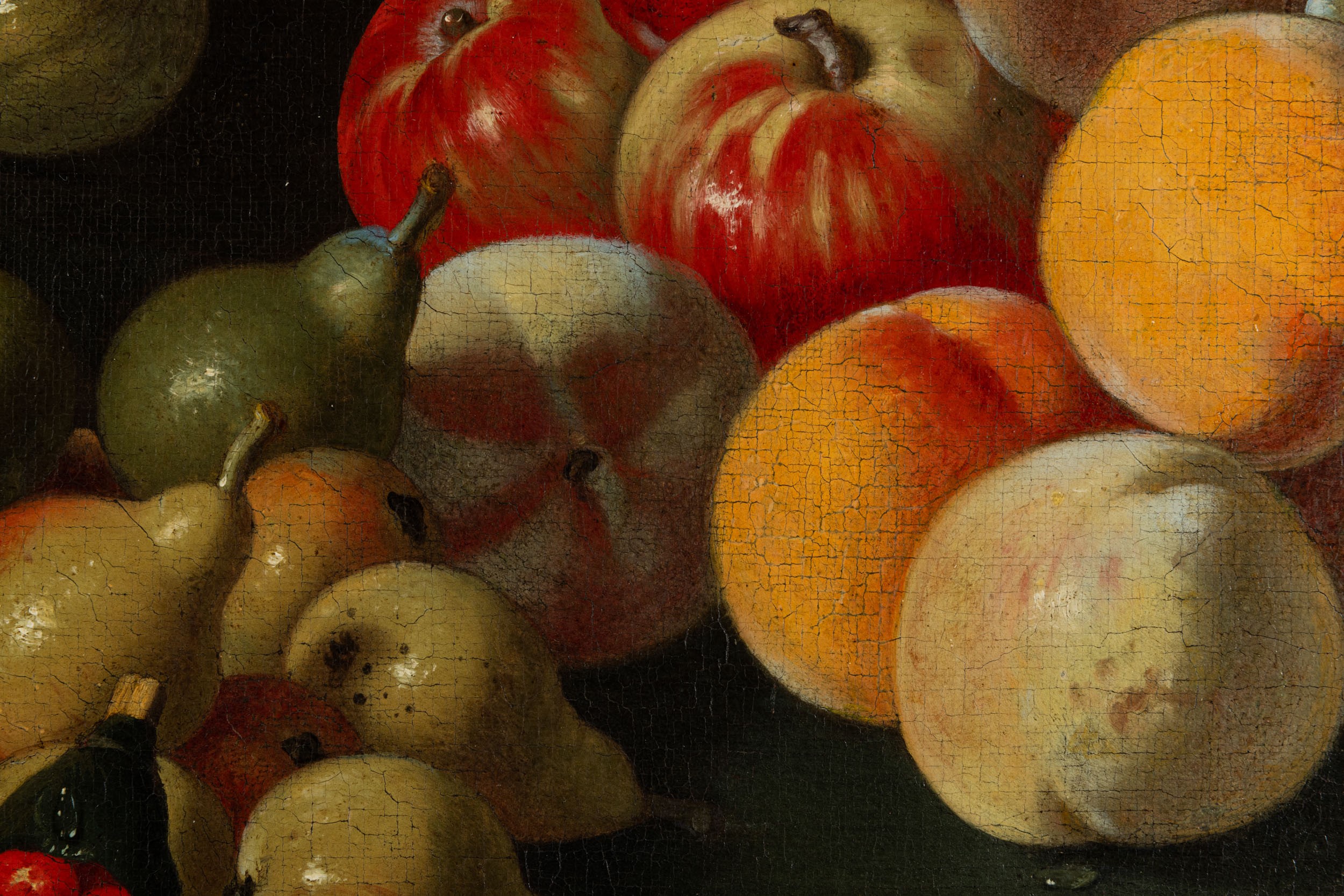 Composizione di frutti con fichi, prugne e pesche