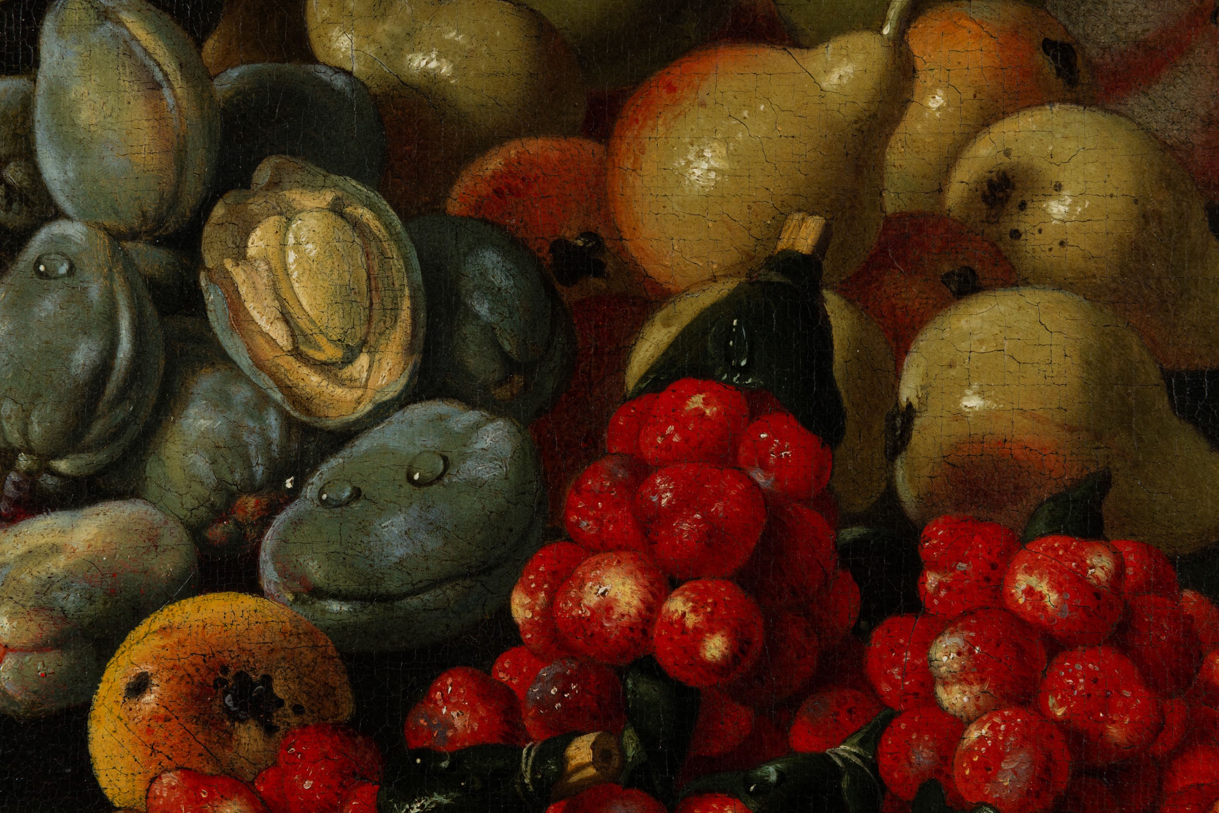 Composizione di frutti con fichi, prugne e pesche