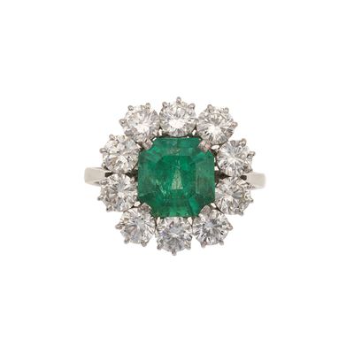 Anello con Smeraldo Colombia e Diamanti a Contorno