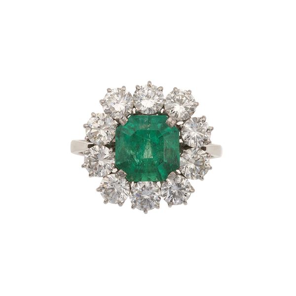 Emerald, diamond and gold ring. Case signed F.lli Fecarotta
