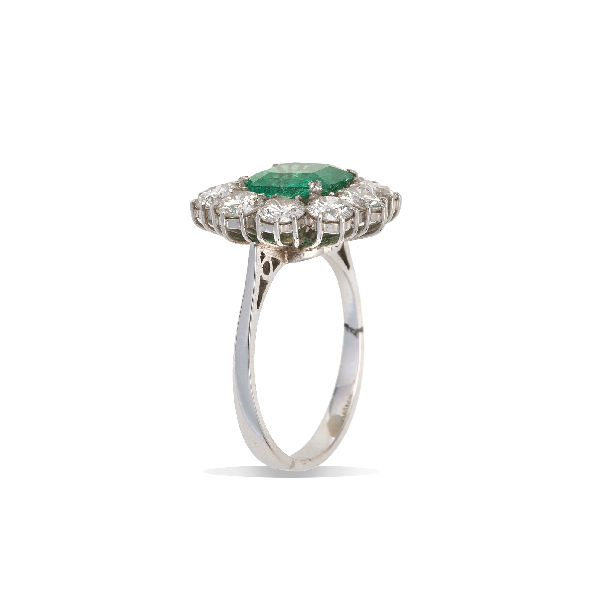 Anello con Smeraldo Colombia e Diamanti a Contorno