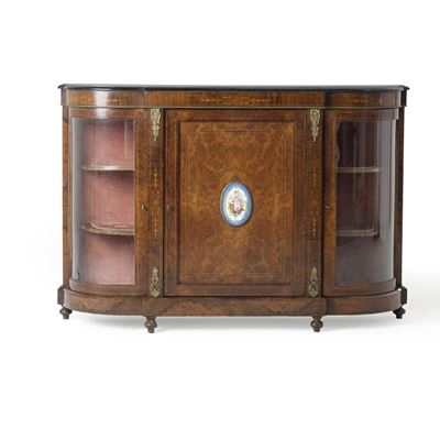 Credenza bassa, placca in porcellana e ante a vetri
