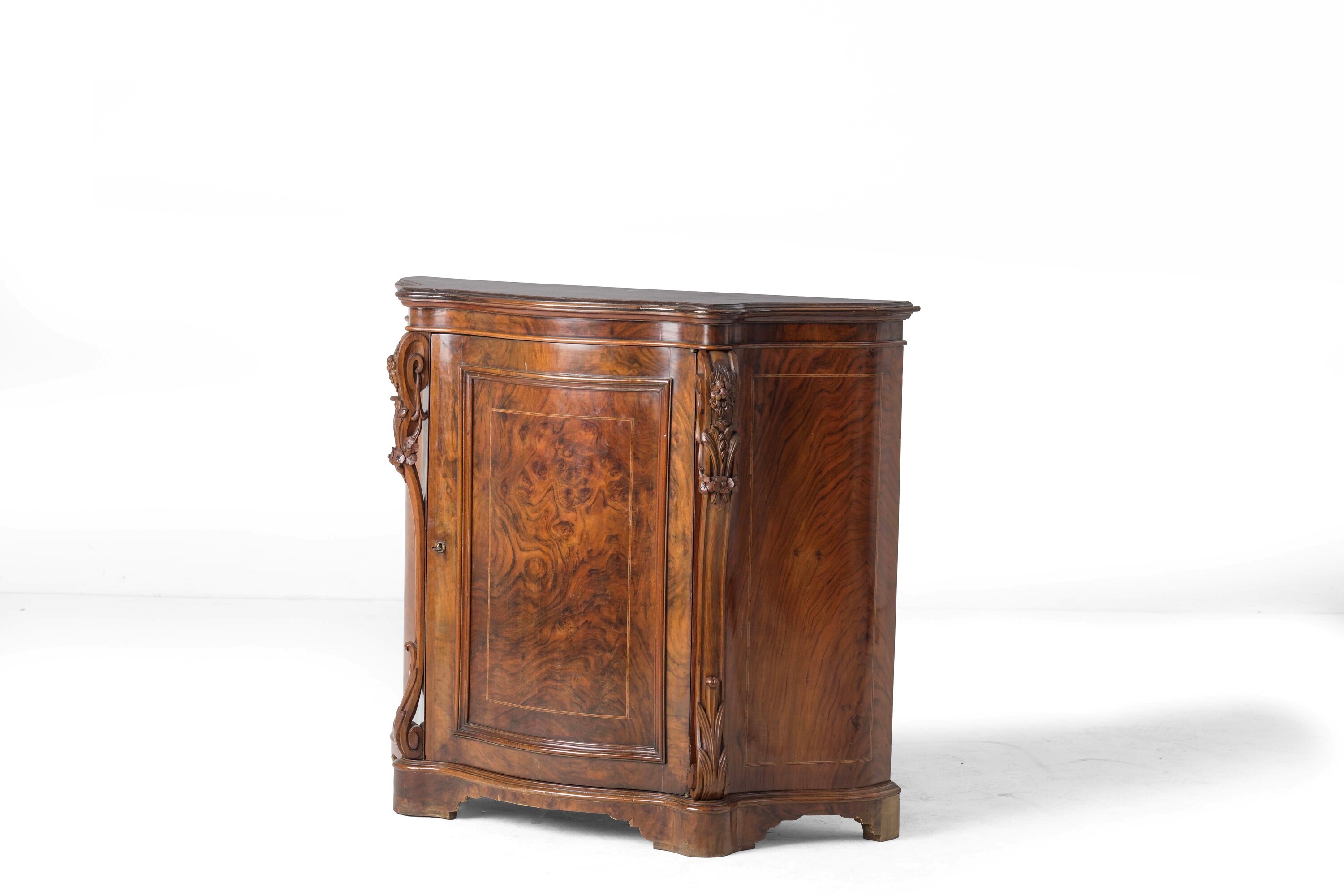 Piccola Credenza a Un’anta