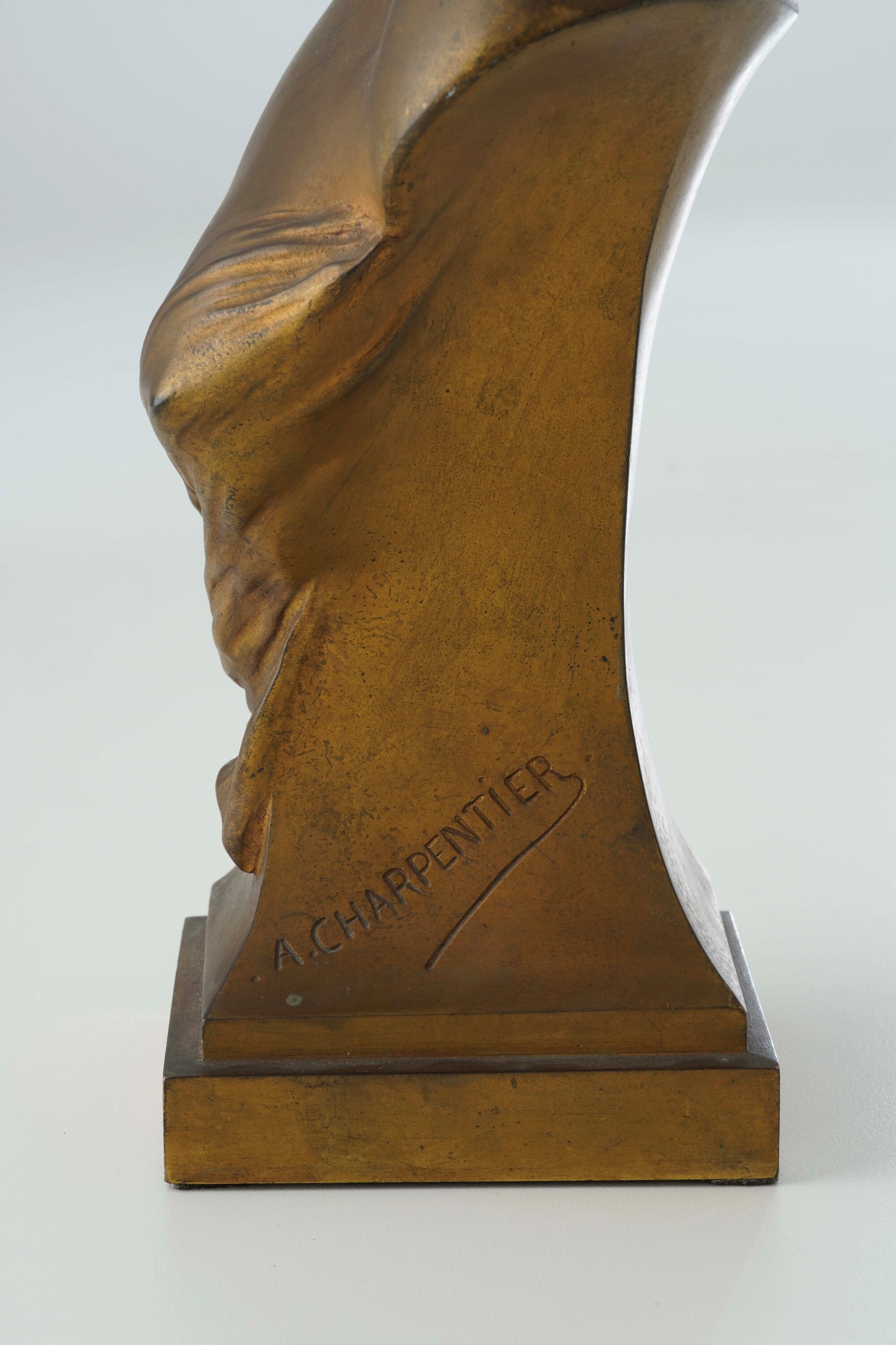 Alexandre Charpentier, Busto femminile in metallo dorato