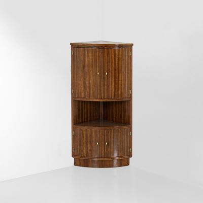 Italia, Mobile contenitore ad angolo in legno e legno impiallacciato con dettagli in ottone (circ...