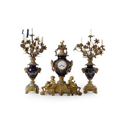 Trittico da camino XIX secolo, orologio e due candelabri a sei lumi in bronzo dorato e metallo s...