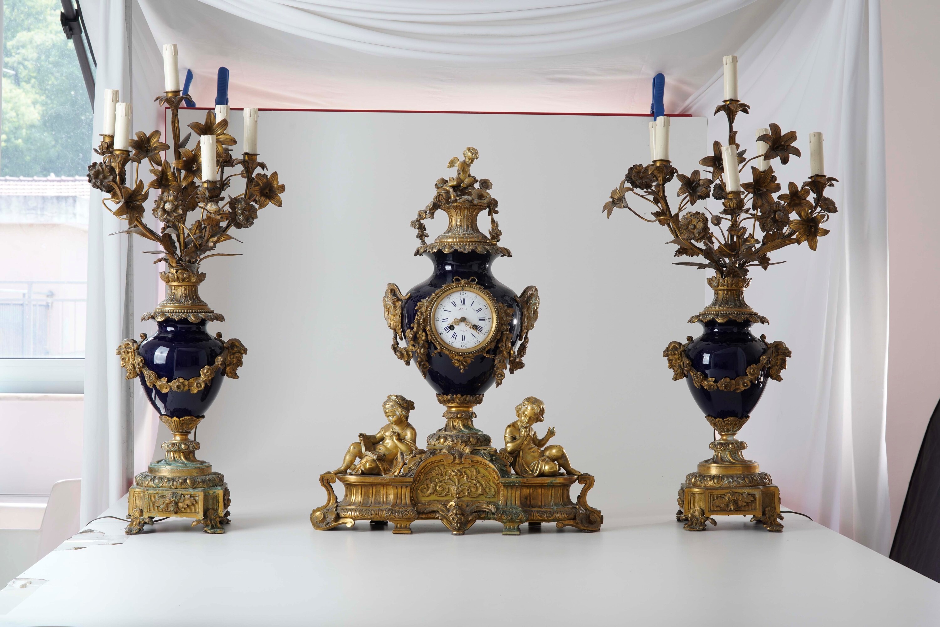 Trittico da camino, orologio e due candelabri a sei lumi,  XIX secolo