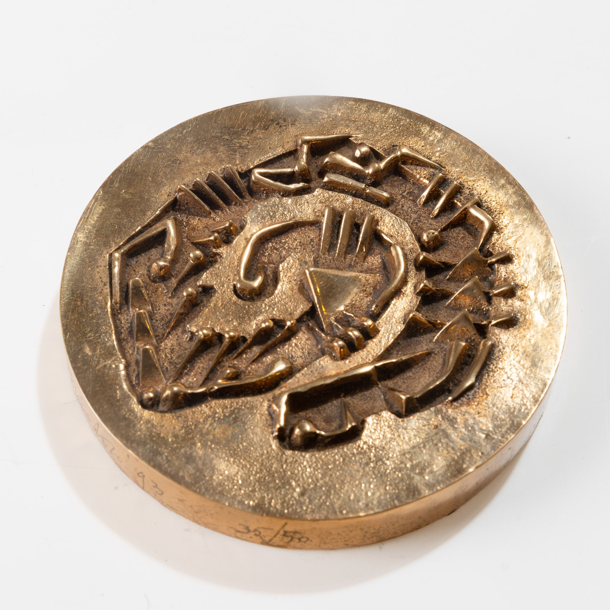 Arnaldo Pomodoro - Fermacarte per Gruppo Editoriale Rusconi, scultura in bronzo dorato (1993)