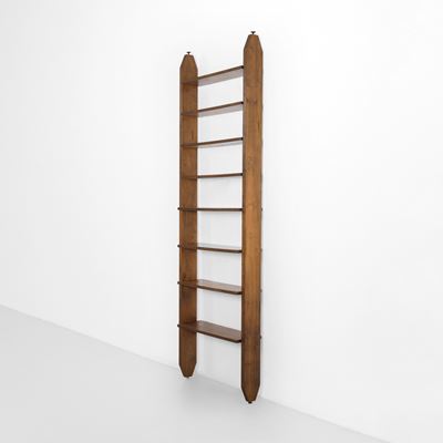 Italia, Libreria “cielo terra” in legno con mensole, puntali in ottone (circa 1950)