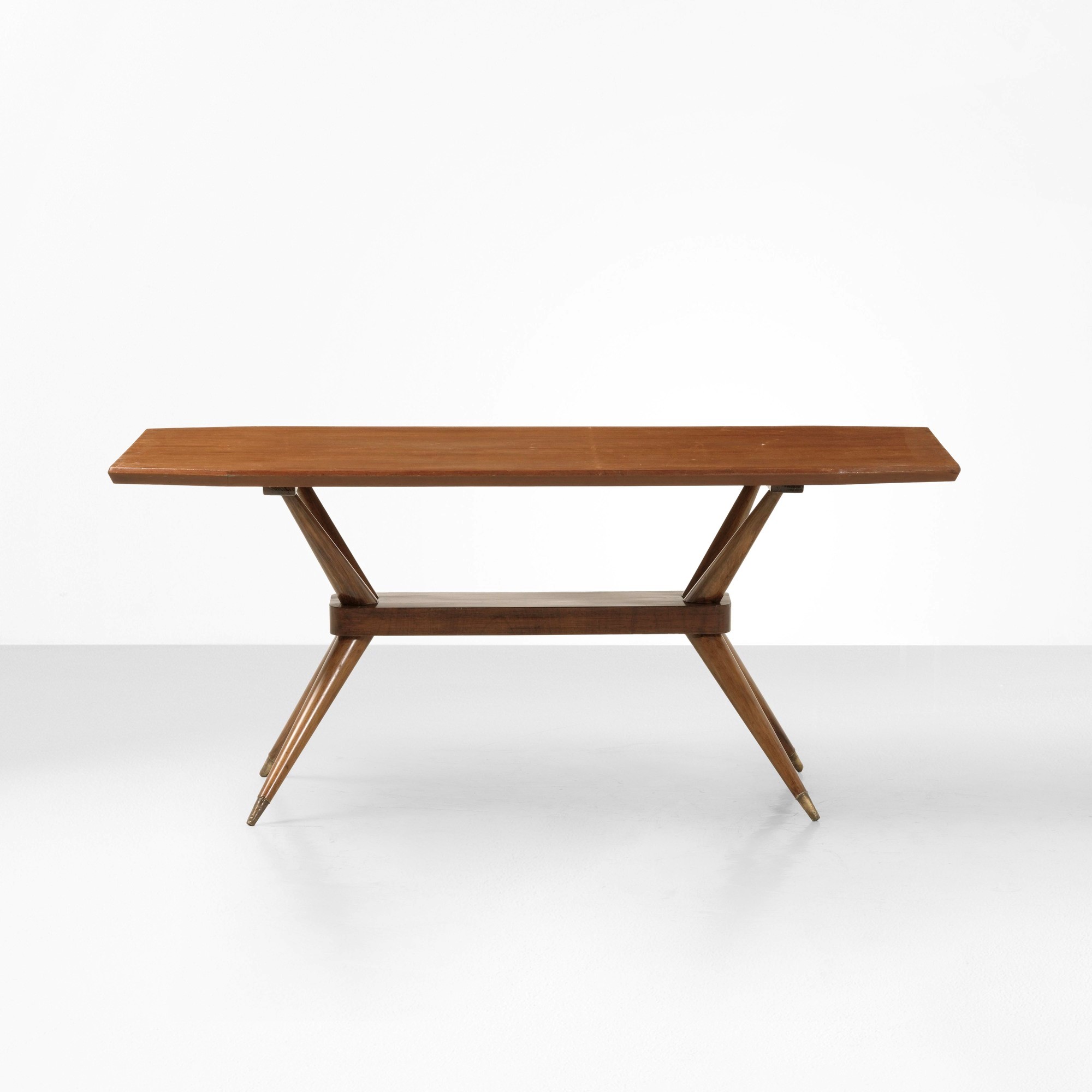 Produzione italiana, Tavolo in legno con puntali in ottone (ca. 1950)