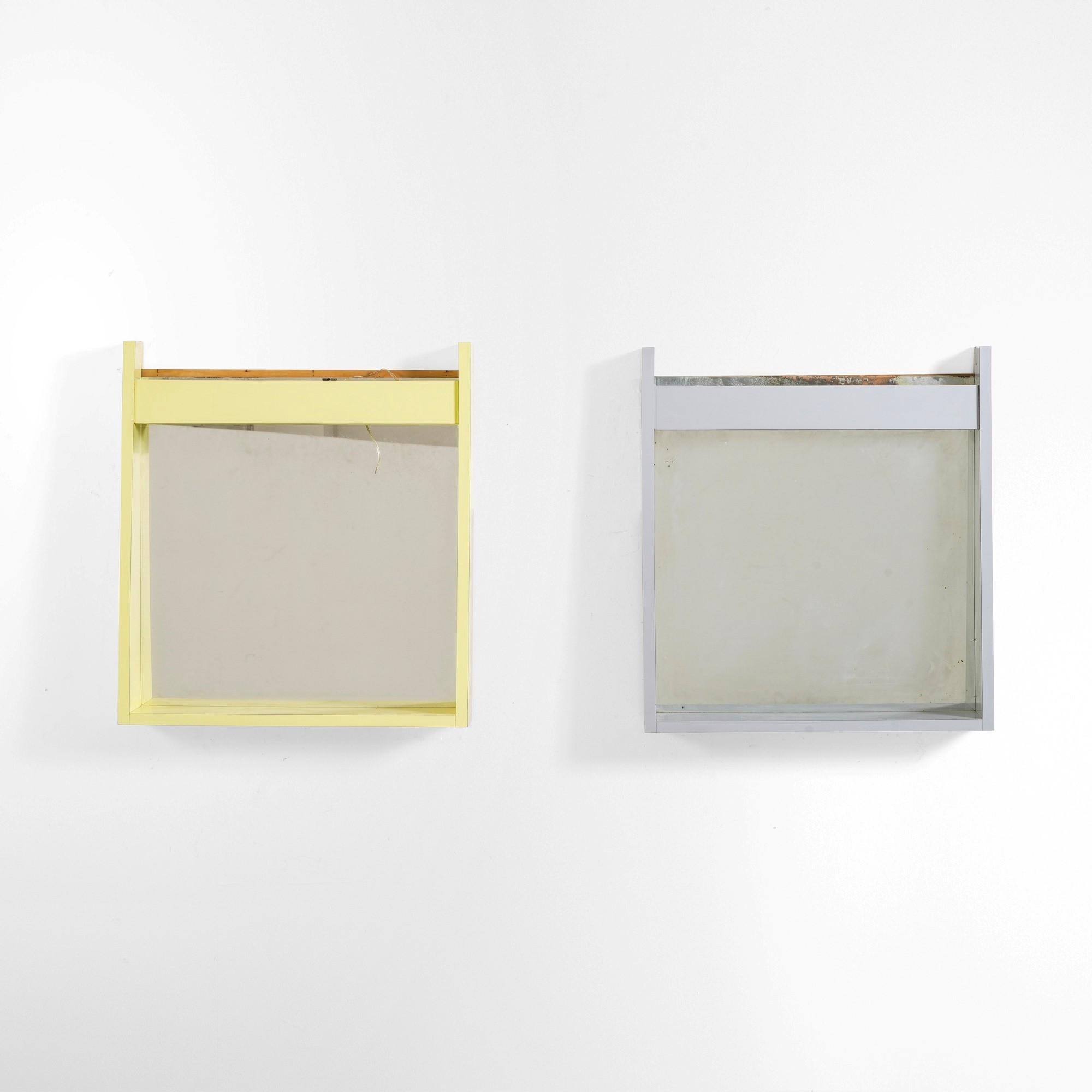 Due specchiere retroilluminate, struttura in legno e laminato colorato, cristallo specchiato