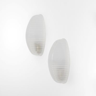 Italia, Due lampade da parete in metallo laccato e vetro stampato satinato (stile art-deco/indust...