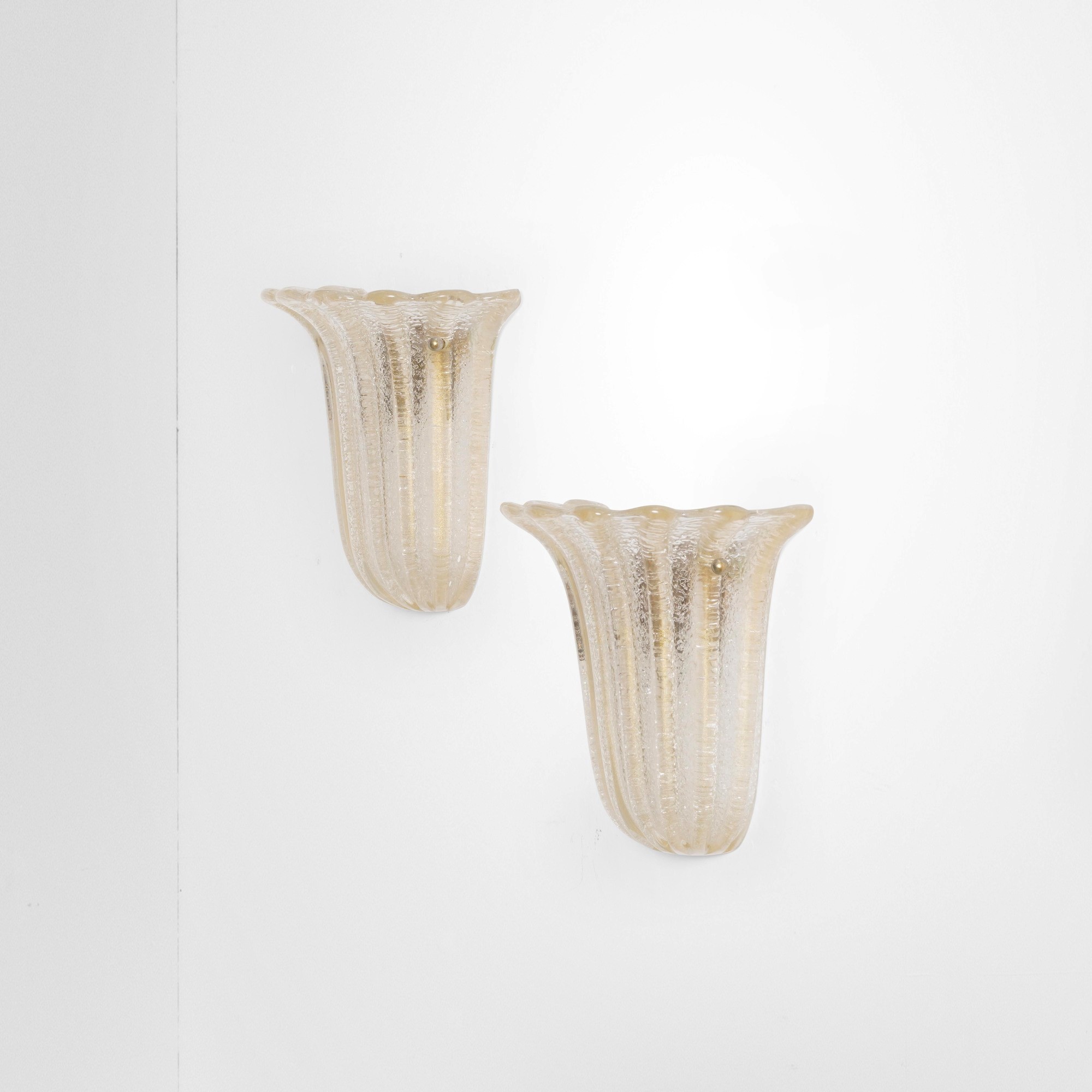 Barovier e Toso - Due lampade da parete con struttura in ottone e diffusori in vetro di Murano