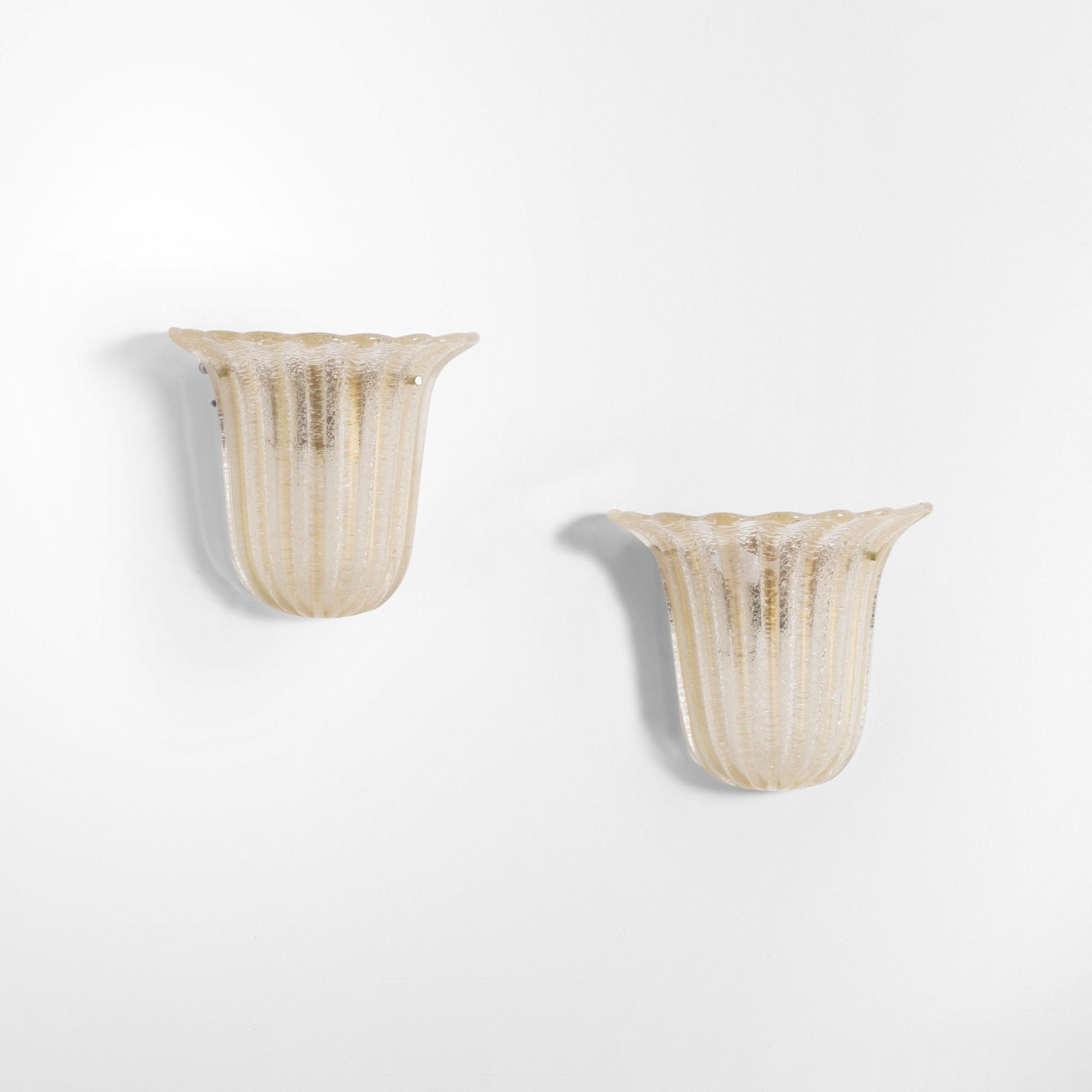 Barovier e Toso - Due lampade da parete con struttura in ottone e diffusori in vetro di Murano