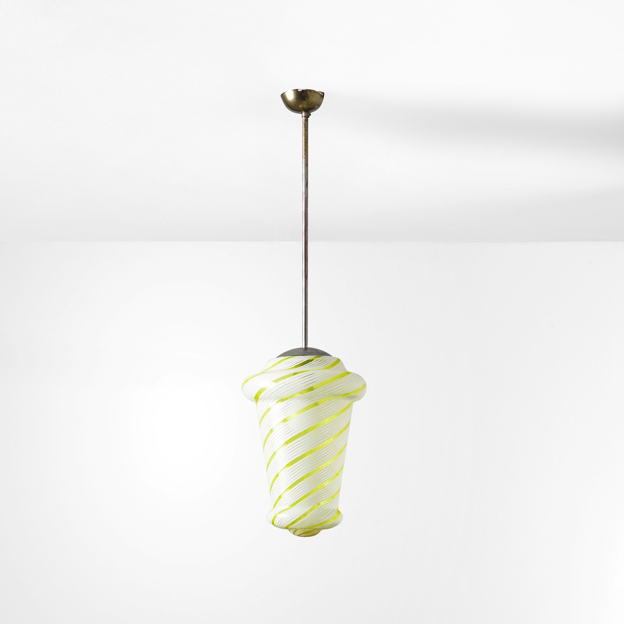 Lampada a sospensione, struttura in metallo e diffusore in vetro lattimo parzialmente colorato