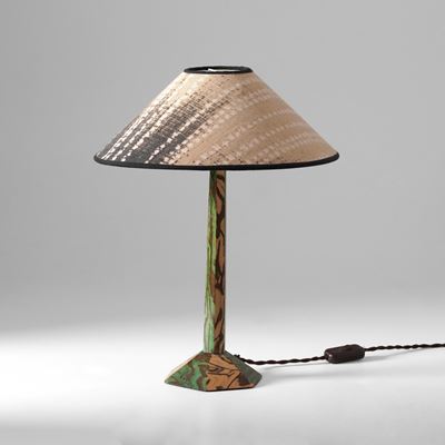 Lampada da tavolo, struttura in ottone e legno impiallacciato laccato con paralume in tessuto (pr...