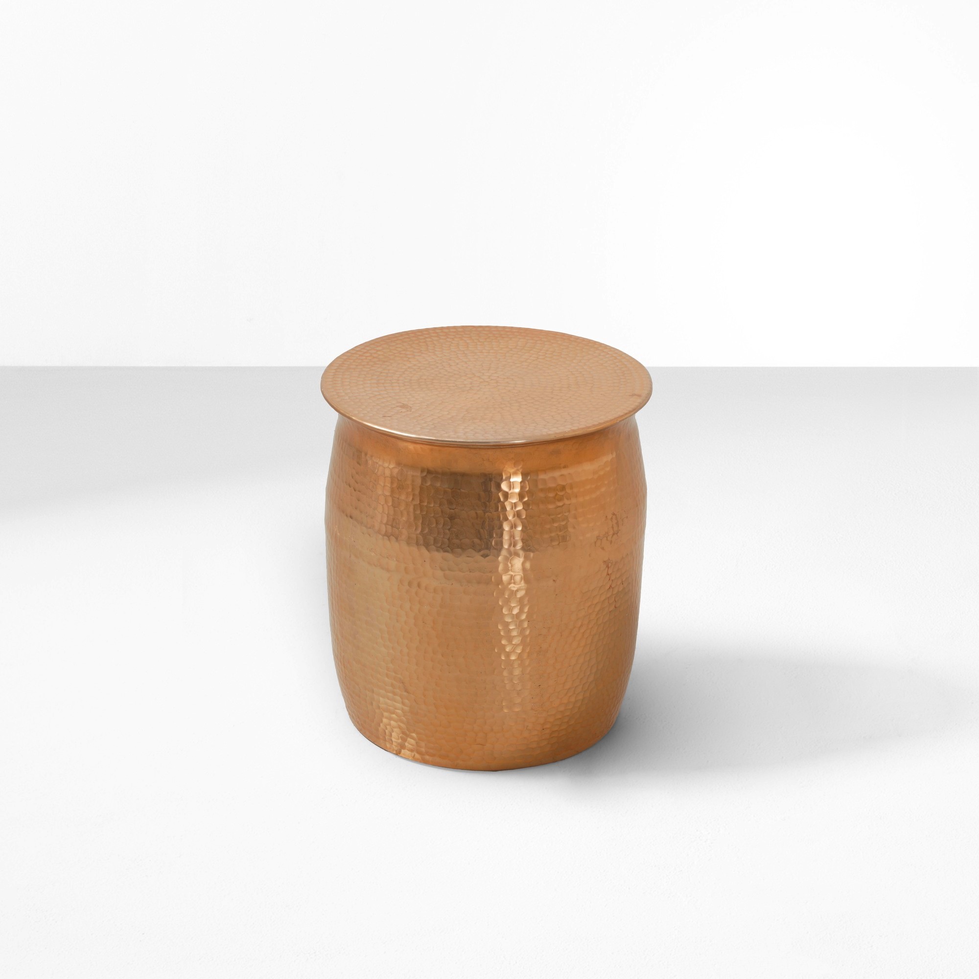 Pouf in rame martellato, produzione italiana (circa 2000)