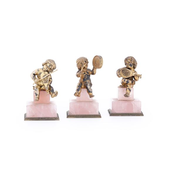 Tre putti in argento dorato. Argenteria italiana del XX secolo, bollo dell'argentiere consunto
