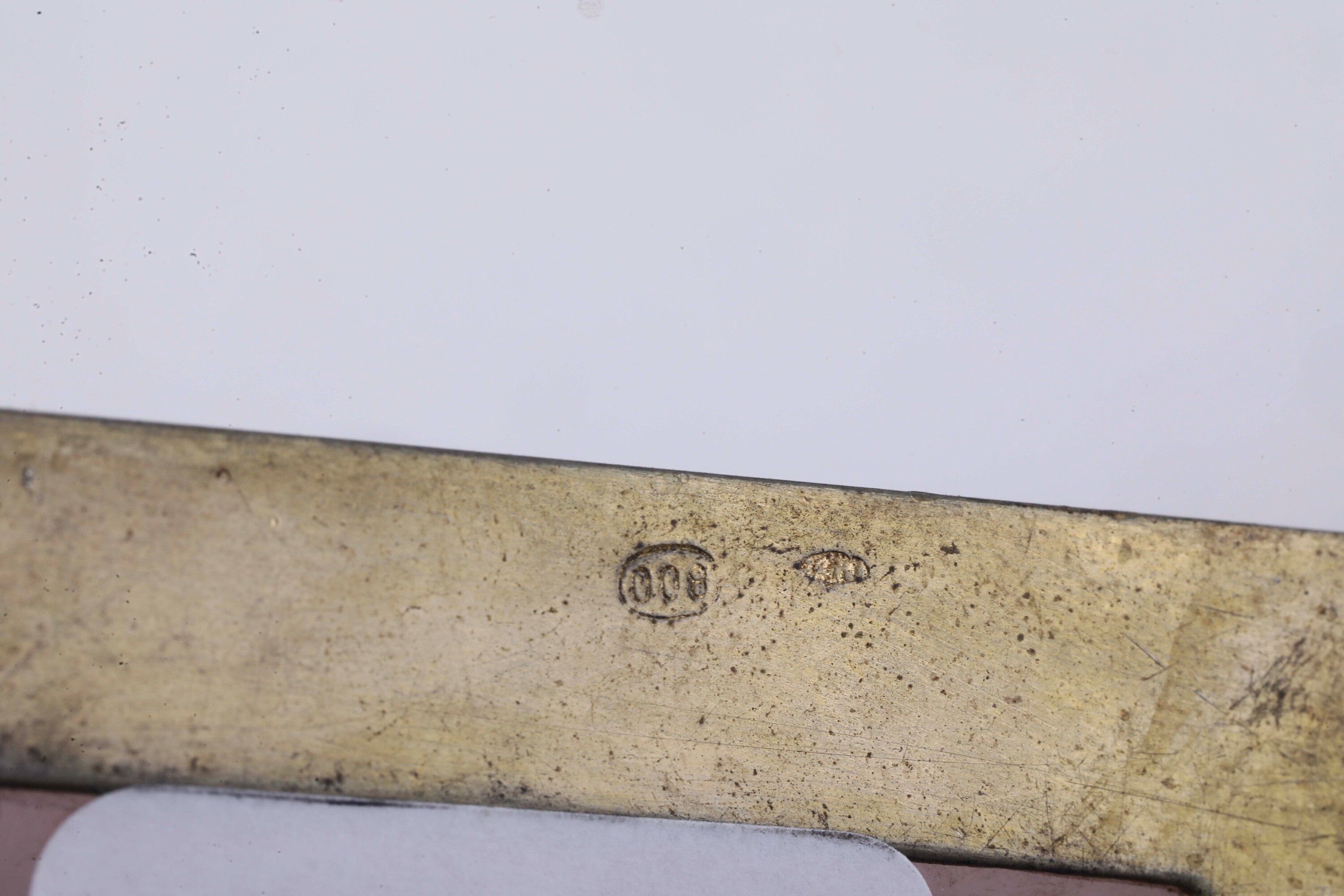Argenteria italiana del XX secolo, Tre putti in argento dorato con basi in quarzo rosa