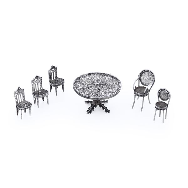 Miniatura di tavolo e 5 sedie in metallo argentato. XX secolo