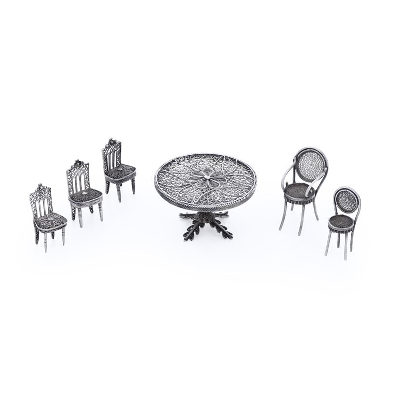 Miniatura di tavolo e 5 sedie in metallo argentato. XX secolo  - Asta Argenti - Cambi Casa d'Aste
