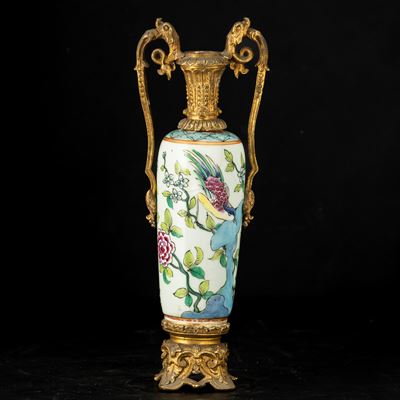 Vaso in porcellana policroma, con montatura in metallo dorato, Cina XIX secolo