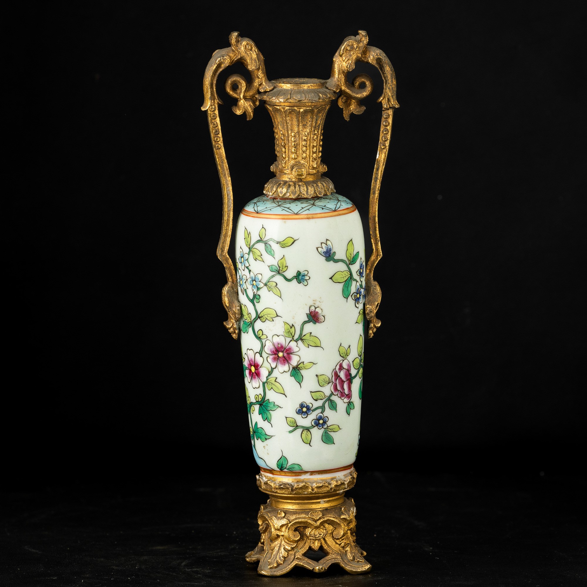 Vaso in porcellana policroma, con montatura in metallo dorato, Cina XIX secolo