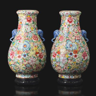 Coppia di vasi Hu in porcellana Famiglia Rosa con decorazione millefleurs e anse a guisa di elefa...