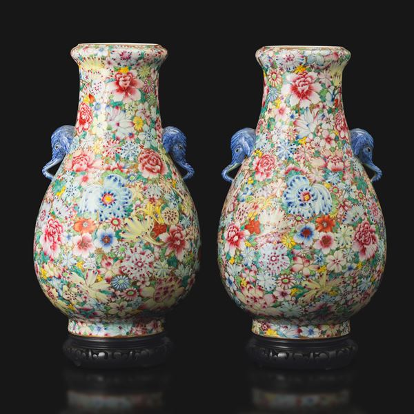 Coppia di vasi Hu in porcellana Famiglia Rosa con decoro millefleures e anse a guisa di elefanti, Cina, Repubblica