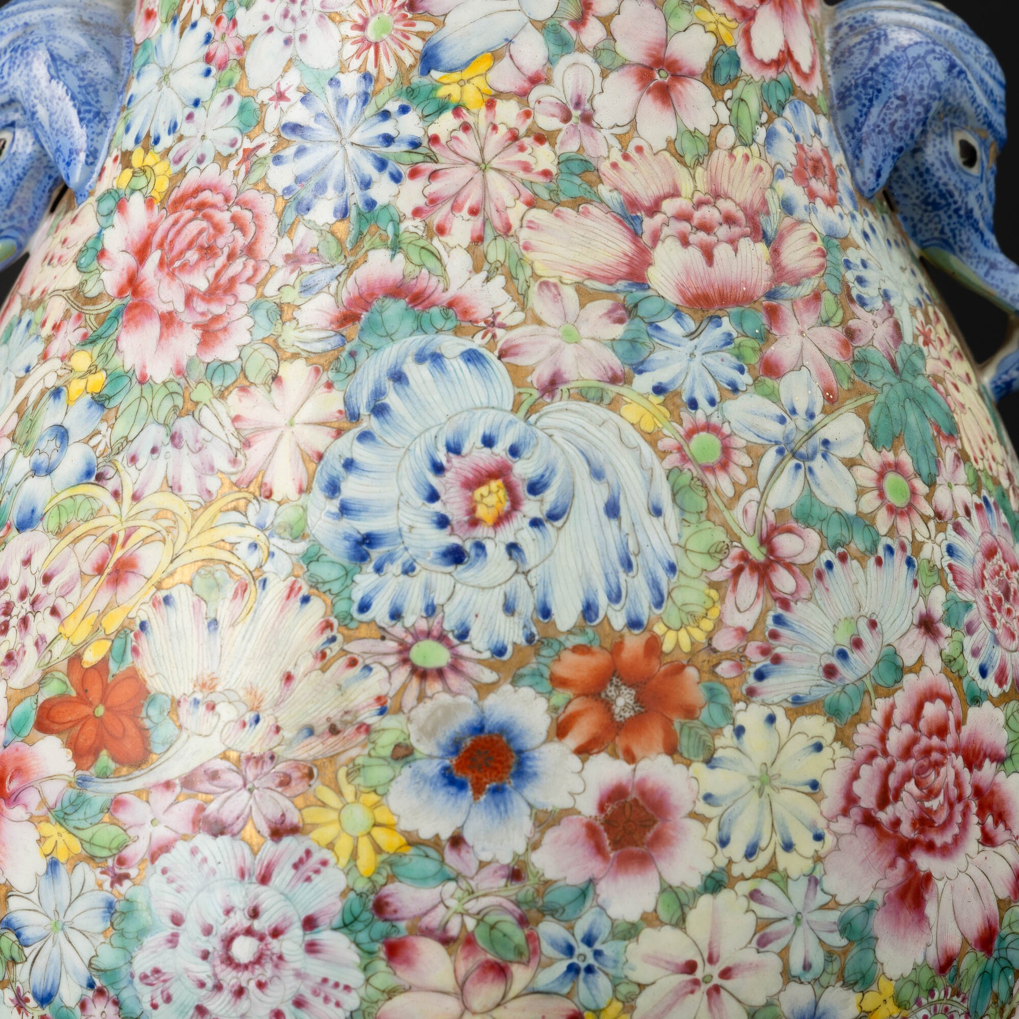 Coppia di vasi Hu in porcellana Famiglia Rosa con decorazione millefleurs e anse a guisa di elefa...