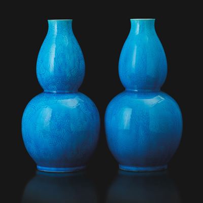 Cina, Dinastia Qing (1644-1912), Coppia di vasi a doppia zucca con decori vegetali incisi su fond...