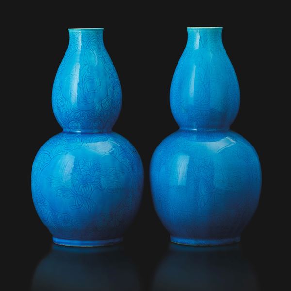 Coppia di vasi a doppia zucca con decori a motivi vegetali incisi a fondo azzurro, Cina, Dinastia Qing (1644-1912)