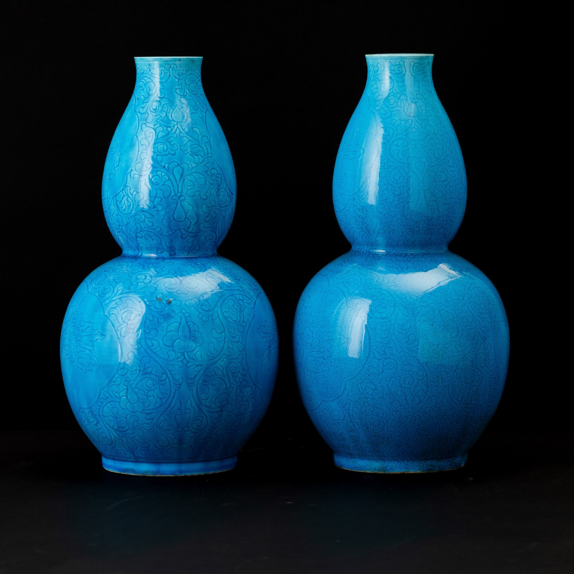Cina, Dinastia Qing (1644-1912), Coppia di vasi a doppia zucca con decori vegetali incisi su fond...