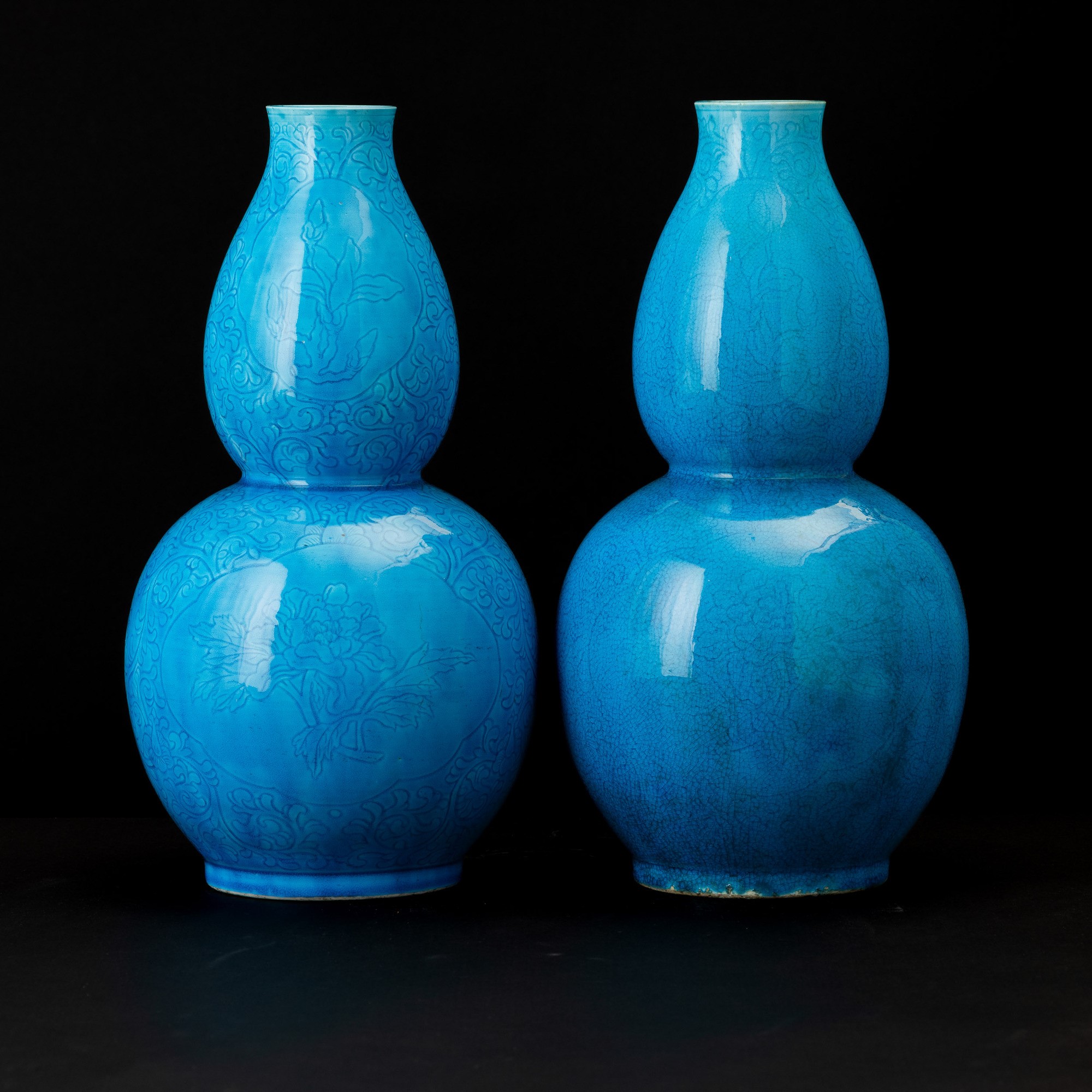 Cina, Dinastia Qing (1644-1912), Coppia di vasi a doppia zucca con decori vegetali incisi su fond...