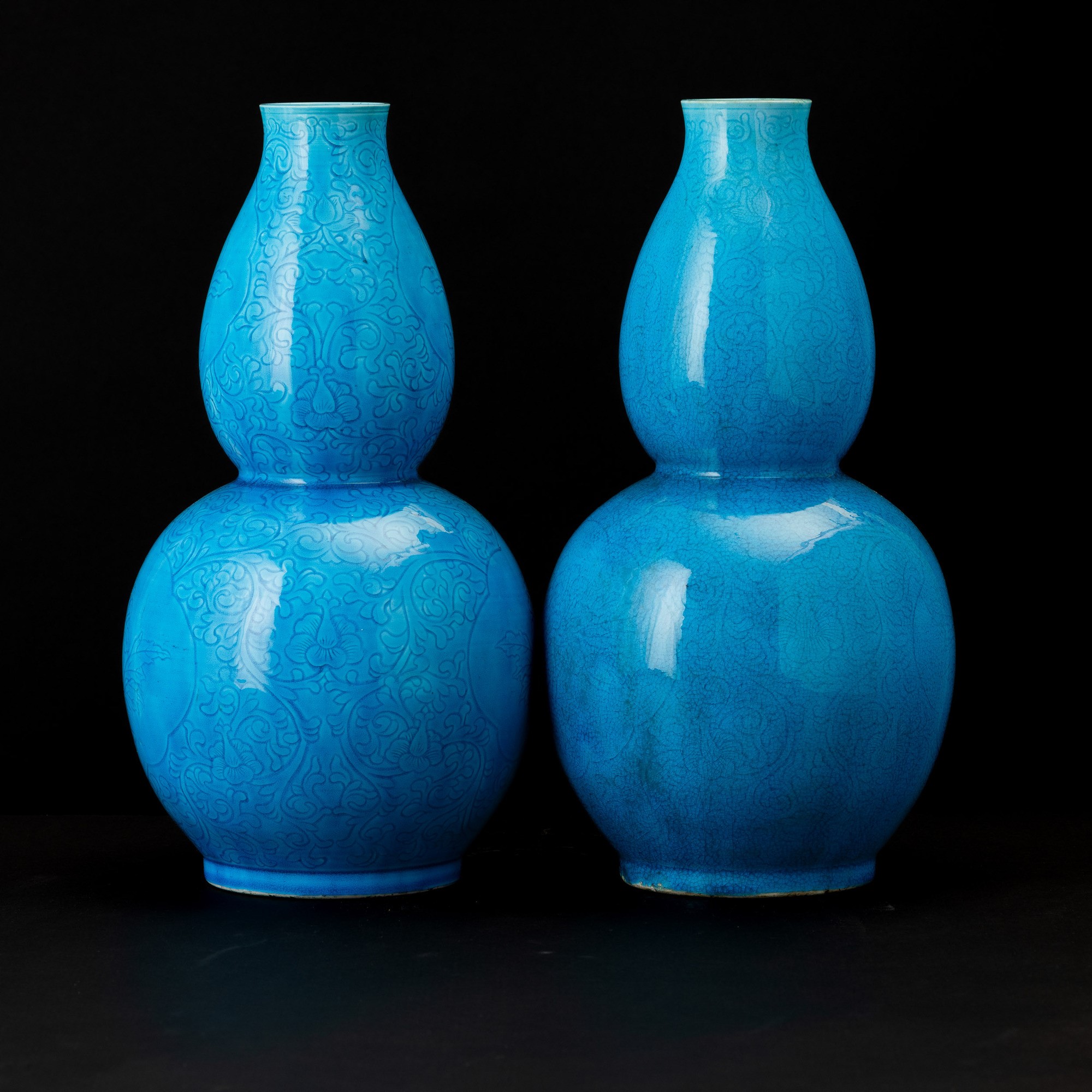 Cina, Dinastia Qing (1644-1912), Coppia di vasi a doppia zucca con decori vegetali incisi su fond...