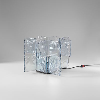 Lampada da tavolo, struttura in metallo laccato e diffusore in vetro colorato