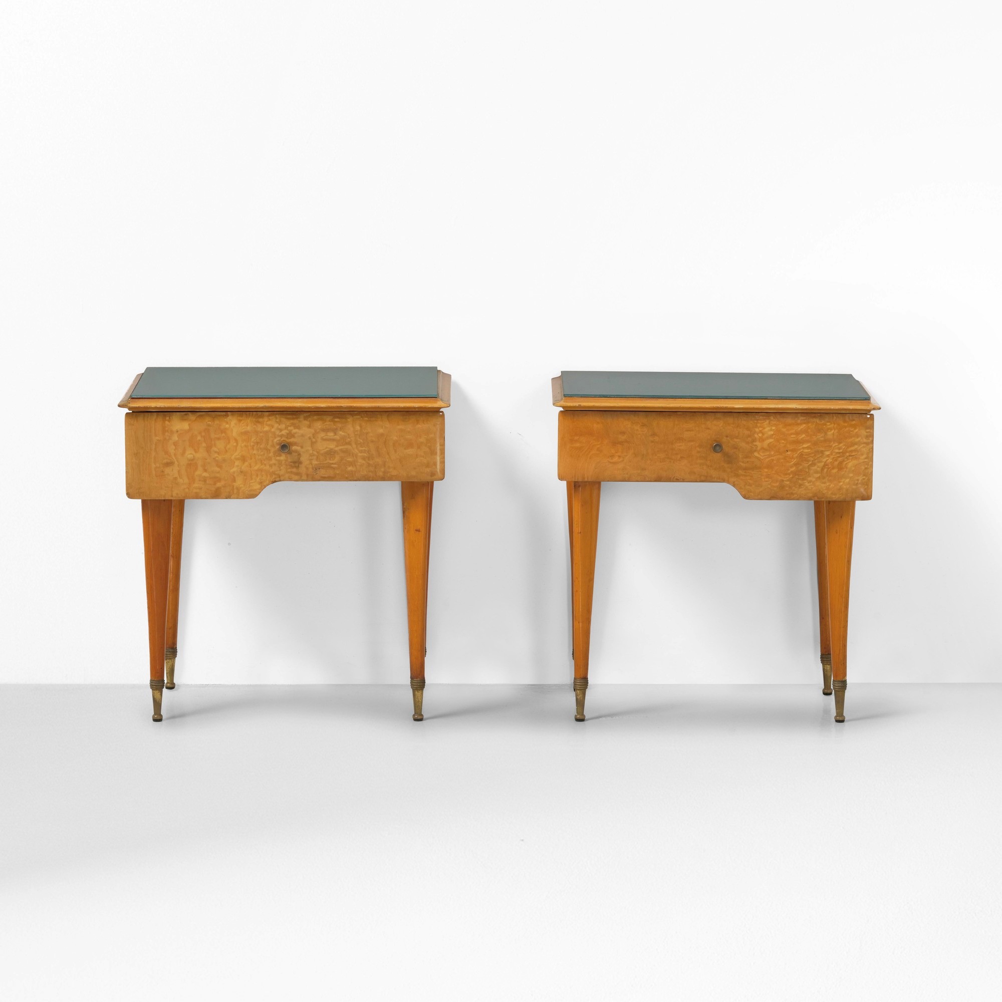 Comodini in legno e impiallacciatura di radica, con piani in vetro colorato e ottone