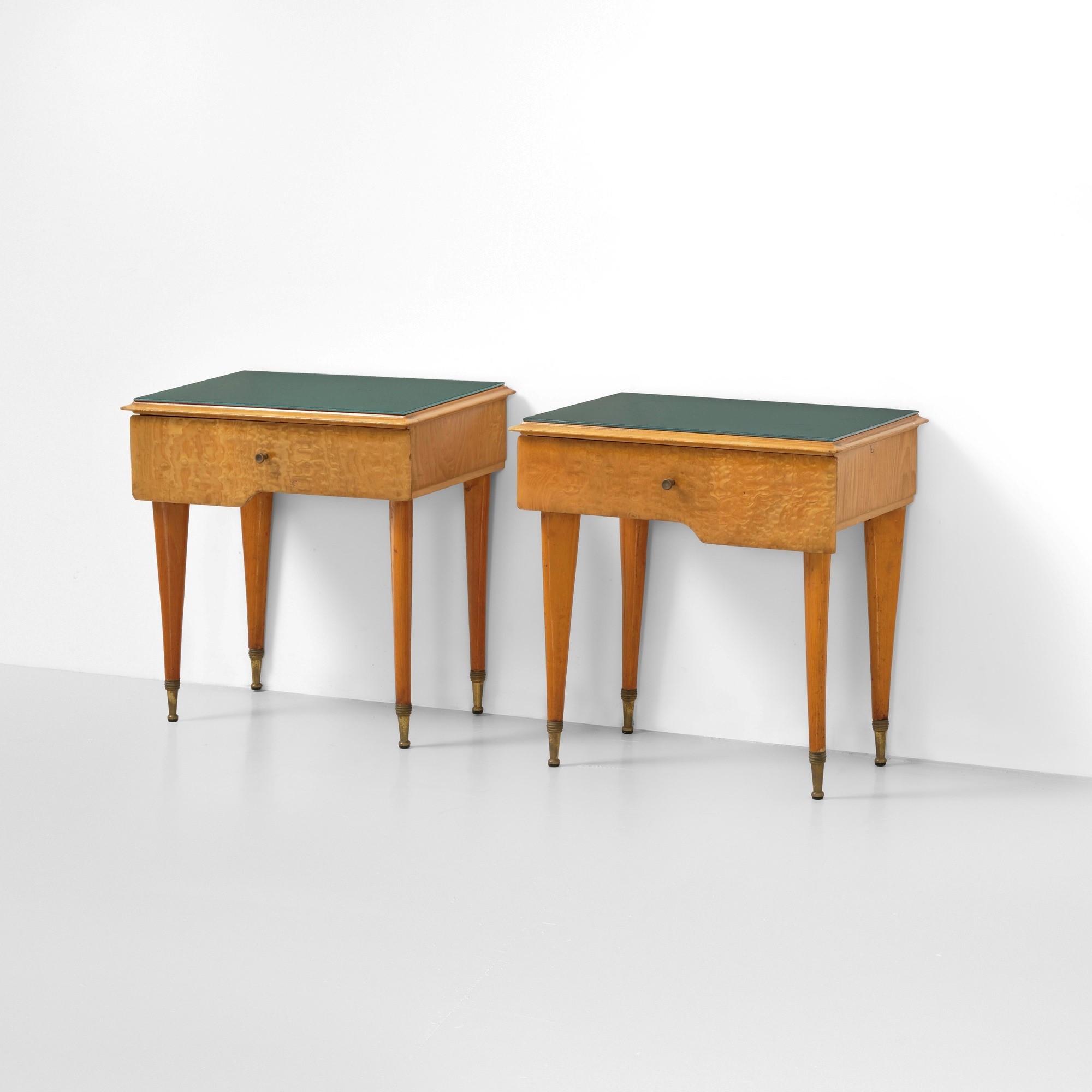 Comodini in legno e impiallacciatura di radica, con piani in vetro colorato e ottone