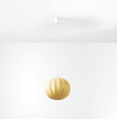 Lampada a sospensione, struttura in metallo e plastica con diffusore in cocoon (Italia, ca. 1960)