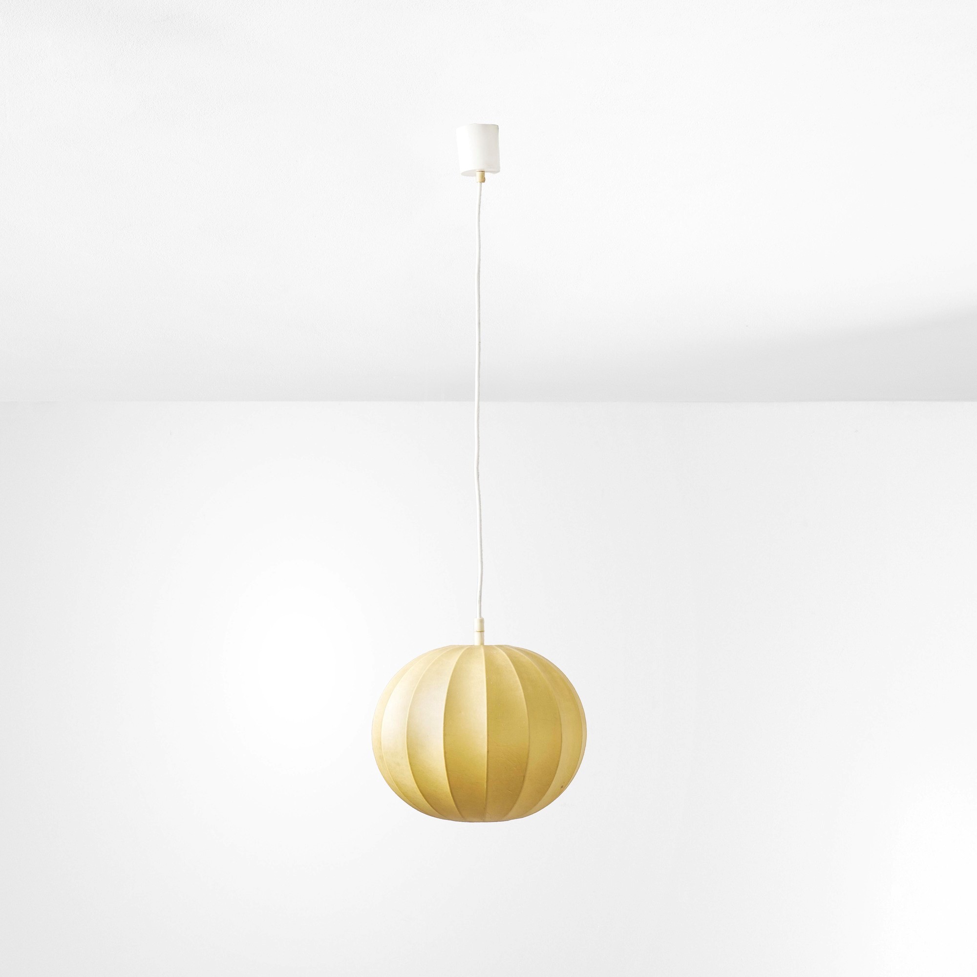 Lampada a sospensione, struttura in metallo e plastica con diffusore in cocoon (Italia, ca. 1960)