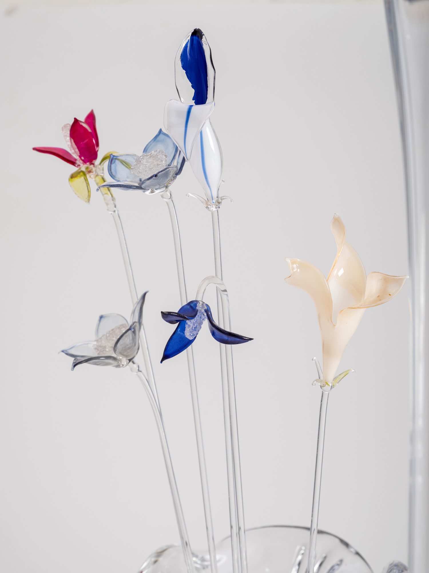 Tre vasi e alcuni fiori, XX secolo.