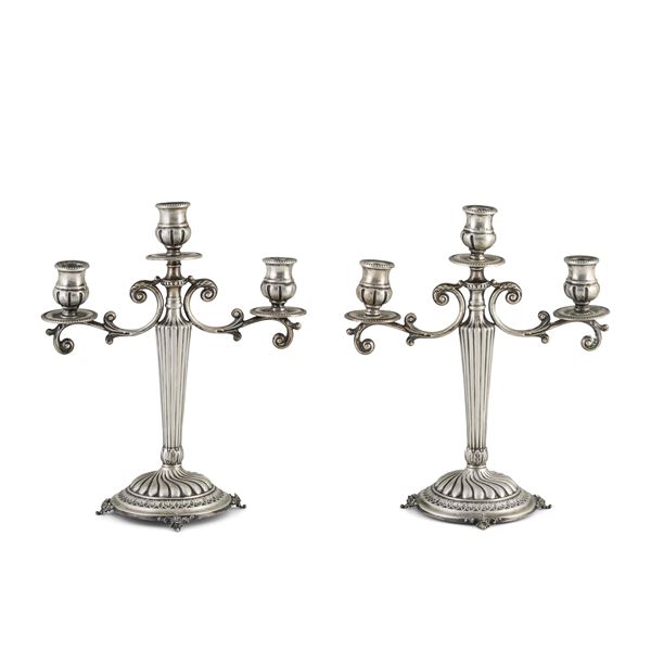 Coppia di candelabri. Argenteria italiana del XX secolo, bollo dell'argentiere consunto