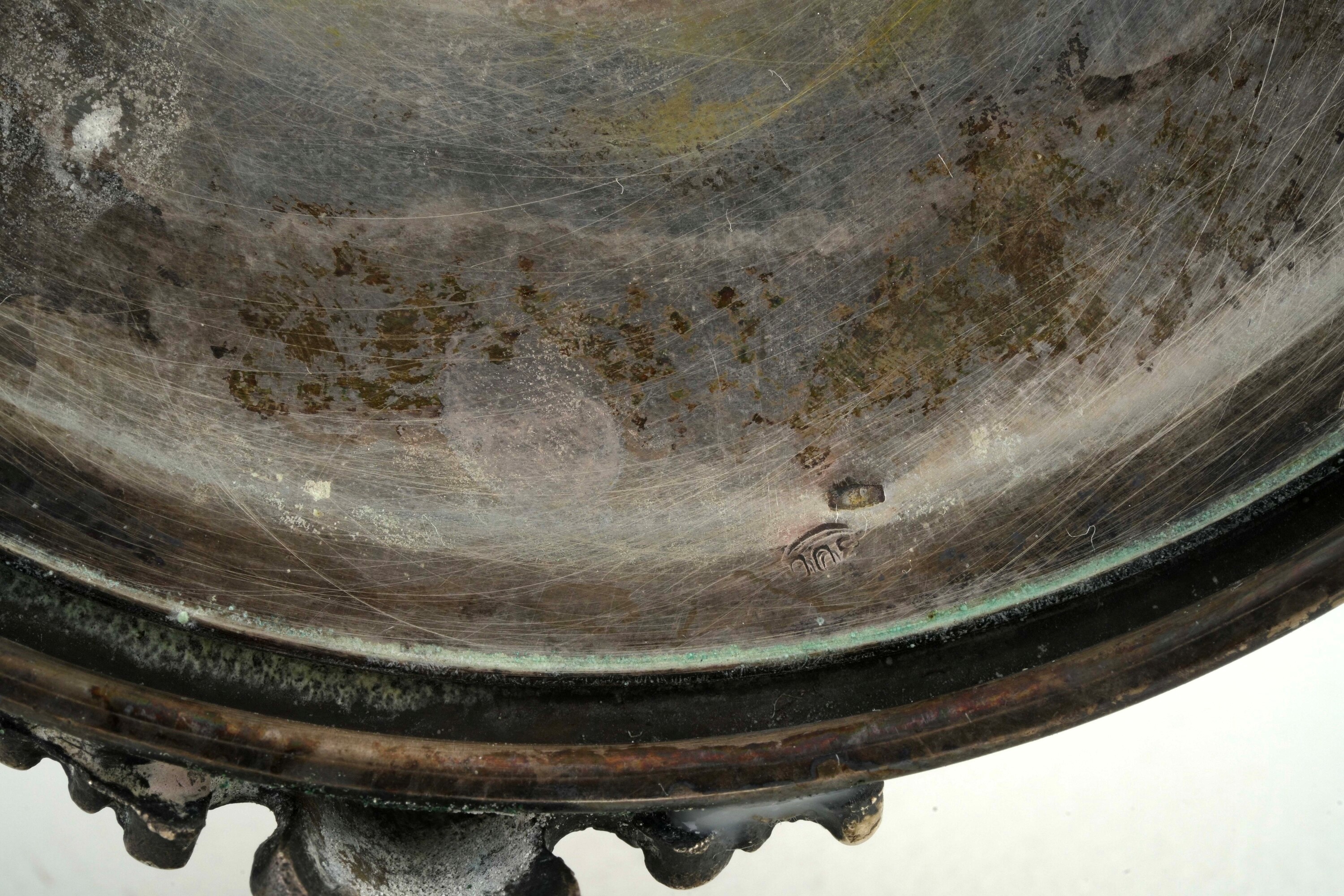 Coppia di candelabri. Argenteria italiana del XX secolo, bollo dell'argentiere consunto