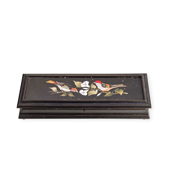 Scatola con coperchio in commesso di marmi e pietre dure. Firenze, XIX secolo