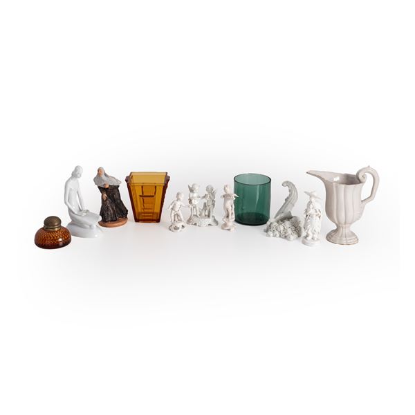 Undici diverse ceramiche e vetri, XIX e XX secolo.
