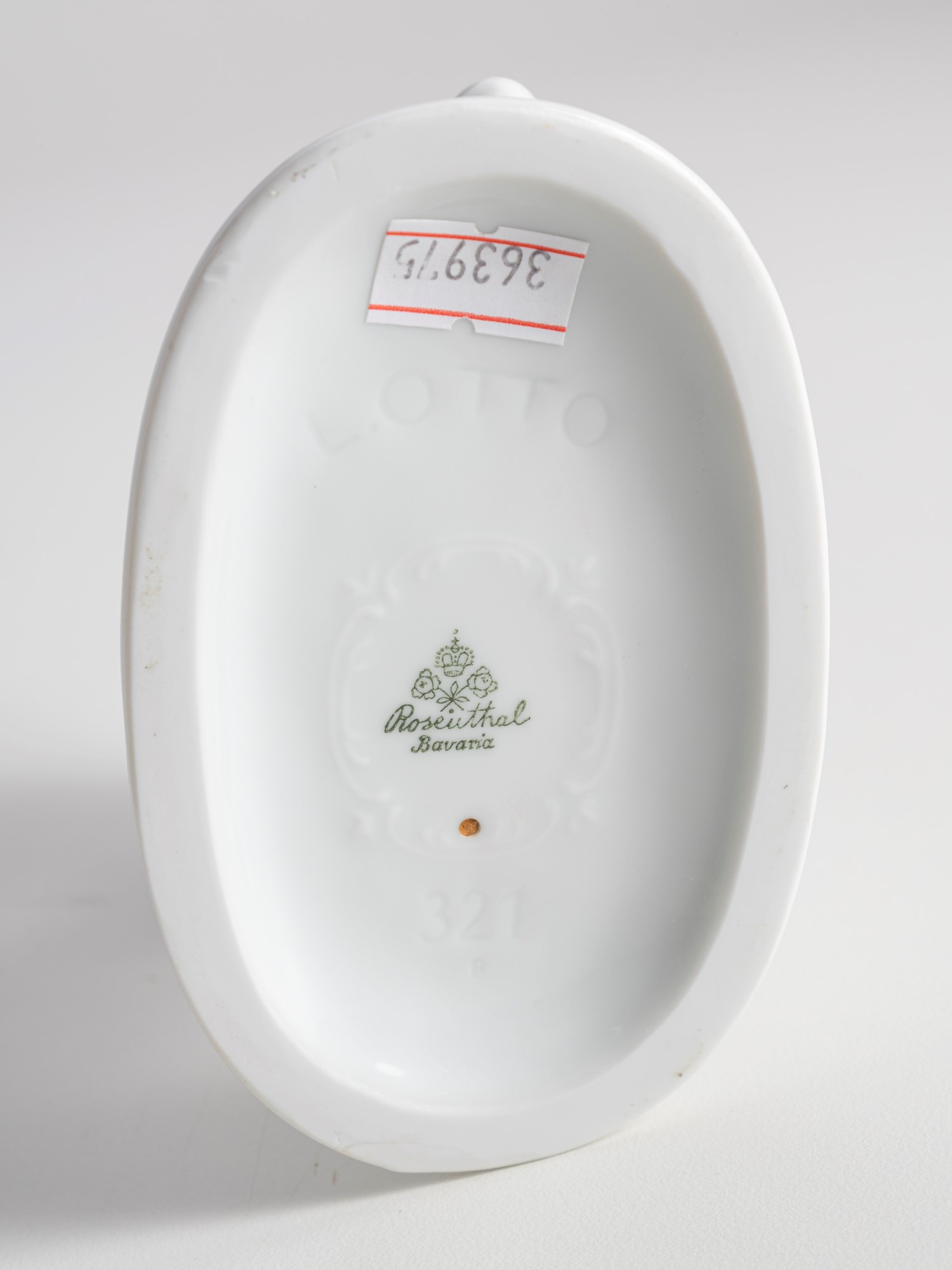 Undici diverse ceramiche e vetri, XIX e XX secolo.